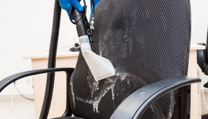 bureaustoel-reinigen-700x650-1